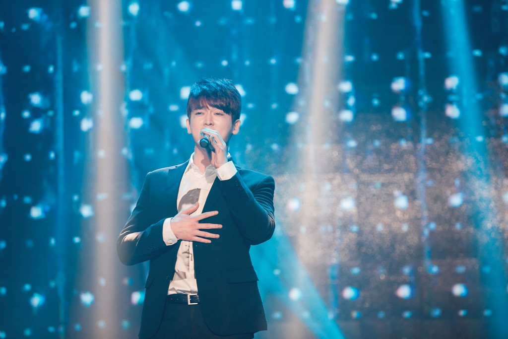 Tại sân khấu của liveshow thứ 5 này, lần đầu tiên trên sân khấu Làn Sóng Xanh có sự tham gia của một nam idol Hàn Quốc. Với ngoại hình điển trai và giọng hát chinh phục mọi nốt cao “khủng”, ca sĩ Shin Hyun Woo lập tức làm dậy sóng khán phòng với ca khúc Duyên Mình Lỡ trên một nền nhạc phối hoàn toàn mới.