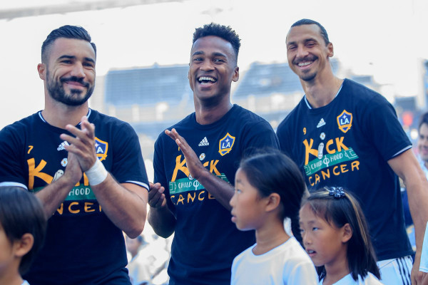 Các cầu thủ bật cười thích thú trước màn biểu diễn quốc ca của Malea Emma.