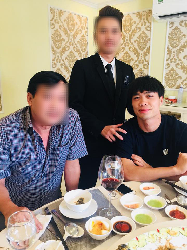 Loạt ảnh chứng minh buổi gặp gỡ không chỉ có Công Phượng và cô gái.