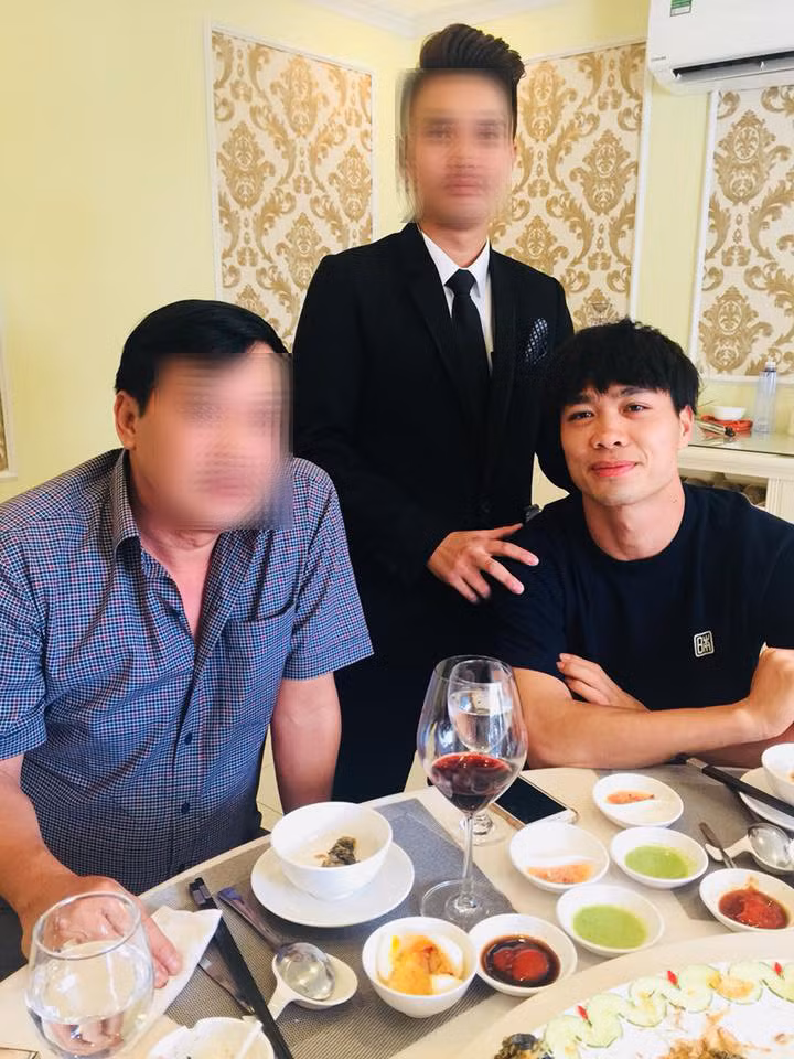 Loạt ảnh chứng minh buổi gặp gỡ không chỉ có Công Phượng và cô gái.