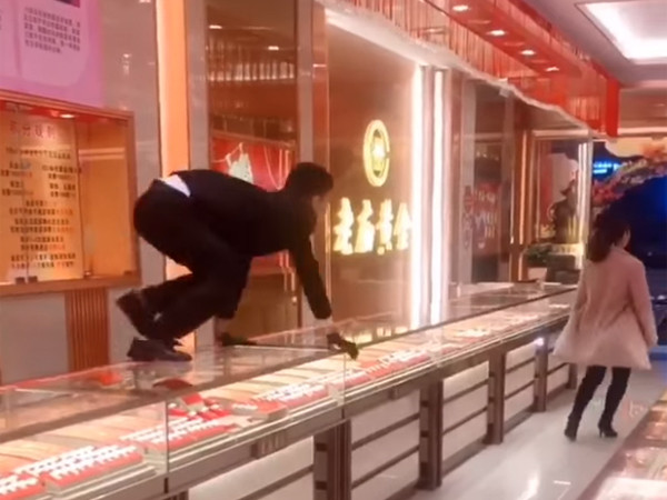 Một người bán hàng hốt hoảng khi khách thử chiếc dây chuyền bỏ chạy. Một người bán hàng hốt hoảng khi khách thử chiếc dây chuyền bỏ chạy.