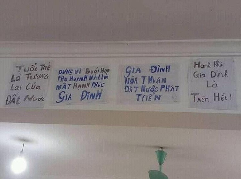 Những khẩu hiệu khác cũng "bi đát" không kém.