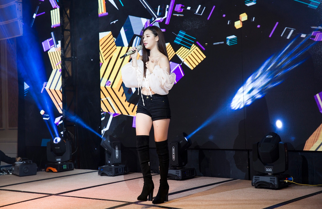 Với ngoại hình xinh xắn, dễ thương cùng chất giọng trong trẻo, tiết mục của AMEE được đông đảo khán giả bên dưới bao gồm cả các đối tác của vợ chồng Trang Pilla hào hứng hát theo.