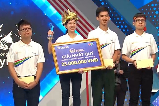 Ba chàng trai đều nể phục phong độ thi đấu ấn tượng của Thu Hằng và gửi lời chúc nữ sinh Ninh Bình sẽ làm nên chuyện ở trận chung kết Olympia năm 20. Ảnh chụp màn hình.