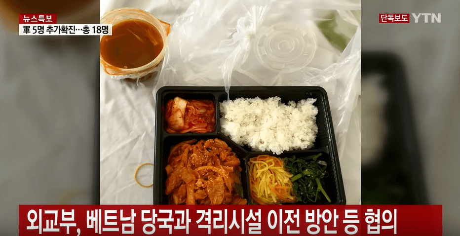 Suất cơm của 1 người khách Hàn Quốc tại khu cách ly. (Ảnh cap từ kênh YouTube YTN NEWS)