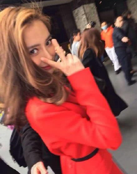 Một khoảnh khắc tạo dáng cực nhanh thôi, mà Angela Baby đã kịp khoe ánh nhìn hút hồn người đối diện.