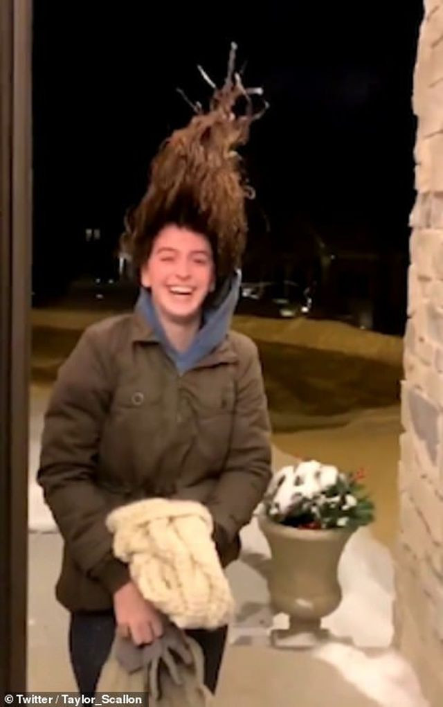 Một cô gái ở Iowa mang tóc ướt ra ngoài trời đứng và tóc cô đã mau chóng đóng băng trong trạng thái dựng ngược như trong hình. Ảnh: Twitter. Một cô gái ở Iowa mang tóc ướt ra ngoài trời đứng và tóc cô đã mau chóng đóng băng trong trạng thái dựng ngược như trong hình. Ảnh: Twitter.