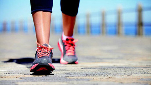 Đi bộ: Trong nhiều trường hợp, người ta thấy rằng một người thèm đồ ngọt bởi vì họ không có gì để làm. Bằng cách đi bộ ra ngoài, bạn có thể thuyết phục tâm trí của mình tập trung vào những thứ khác thay vì thức ăn mà bạn muốn ăn.