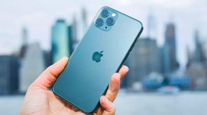 iPhone 12 có thể có cảm biến vân tay tích hợp bên dưới màn hình để bổ trợ cho FaceID. Một báo cáo mới đây cho biết Apple có thể trình làng 4 mẫu iPhone vào mùa thu năm sau (Ảnh: CNET)