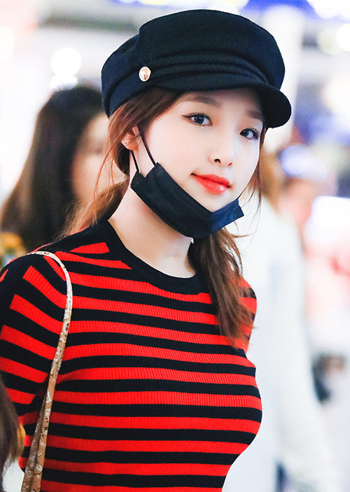 Yena (IZONE) trang điểm kỹ càng để khi cởi bỏ khẩu trang, cô nàng vẫn xinh long lanh như chụp ảnh tạp chí.