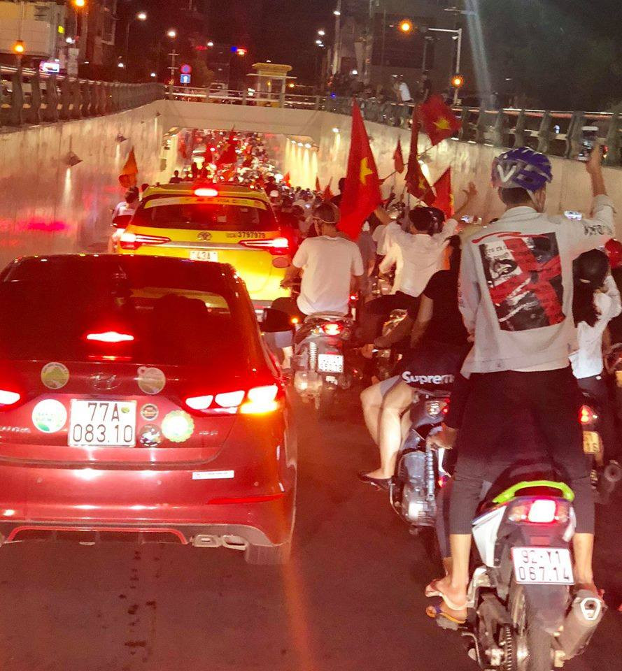 Đầu cầu Đà Nẵng cũng "nóng" không kém khi niềm vui chiến thắng đang tràn ngập khắp các đường phố thế này đây!