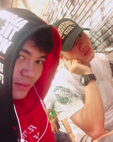 Lúc nào cũng kè kè bên nhau.