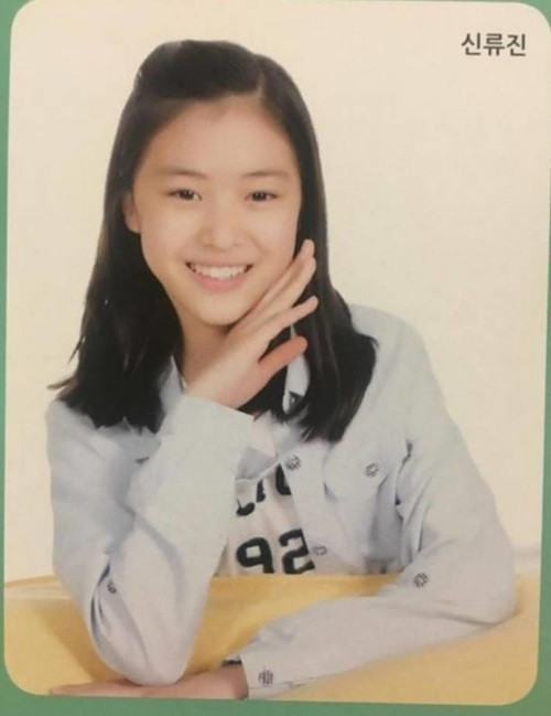 Xem lại ảnh hồi nhỏ của Shin Ryu Jin, có thể thấy cô nàng sở hữu các đường nét thanh tú bẩm sinh. Khuôn mặt thon thả, sống mũi cao, nụ cười tươi chính là ưu điểm của Ryu Jin.