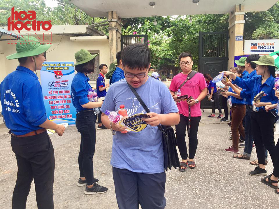 Tiến là cậu bạn ra khỏi trường thi đầu tiên ở cụm thi THPT Hoàng Văn Thụ. (Ảnh: Diệu Linh)