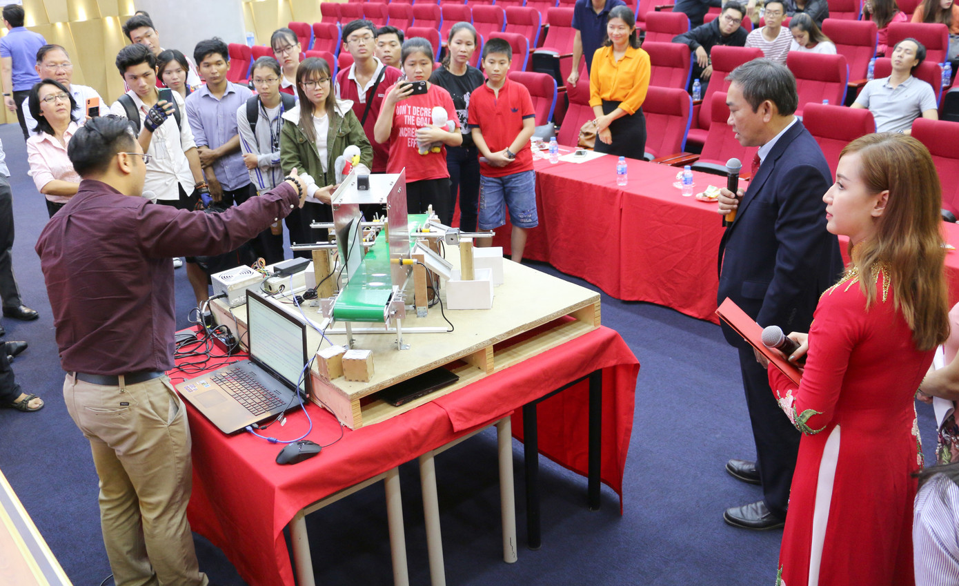 Sinh viên trường ĐH Hồng Bàng tham gia buổi tư vấn về ngành Logistics & Quản lý chuỗi cung ứng. 