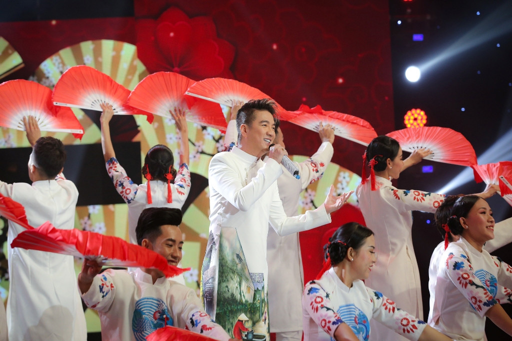 Đàm Vĩnh Hưng, Hồ Ngọc Hà cũng góp phần mang đến những ca khúc Xuân quen thuộc như Đoản Xuân Ca hay Chào xuân mới mang đến không gian âm nhạc sôi động trong chương trình.