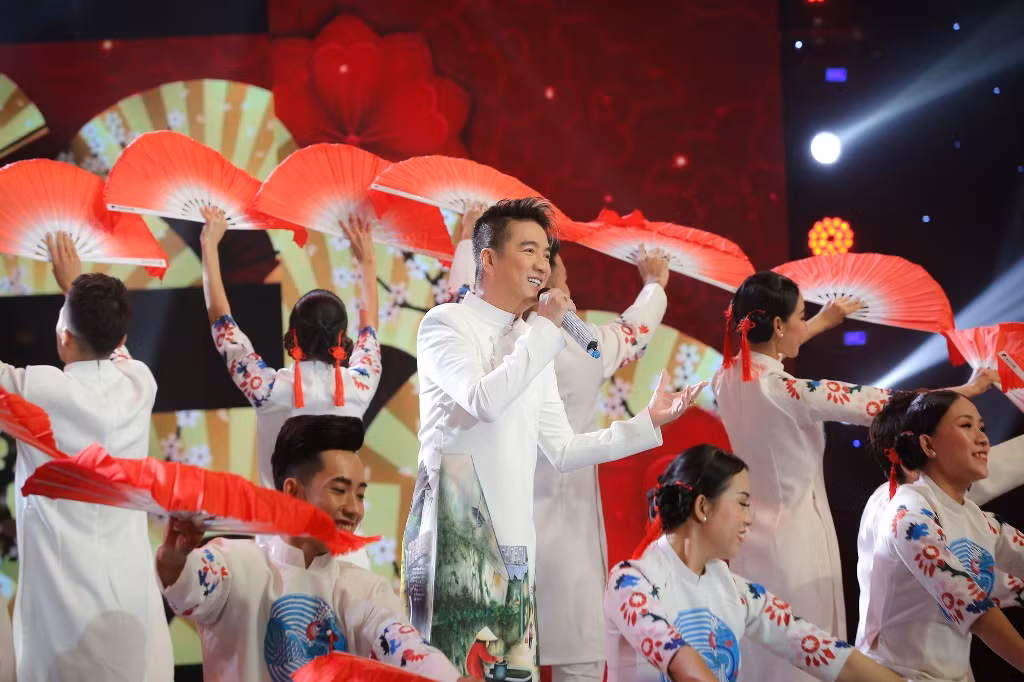 Đàm Vĩnh Hưng, Hồ Ngọc Hà cũng góp phần mang đến những ca khúc Xuân quen thuộc như Đoản Xuân Ca hay Chào xuân mới mang đến không gian âm nhạc sôi động trong chương trình.