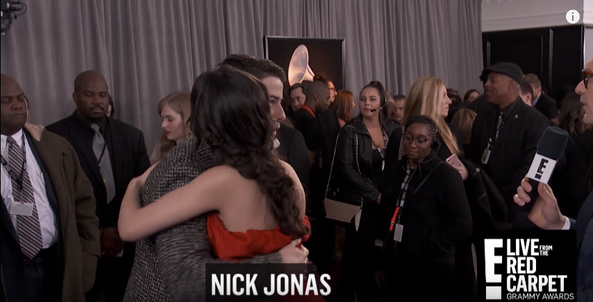 Cái ôm giữa Nick và Camila khiến nhiền fan chắc hẳn ghen tị lắm đây!