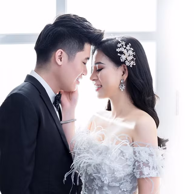 Hình ảnh hạnh phúc của cặp đôi.