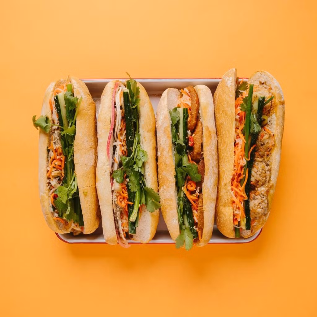 Ảnh: Le Petit Saigon, go_delivers go_delivers.