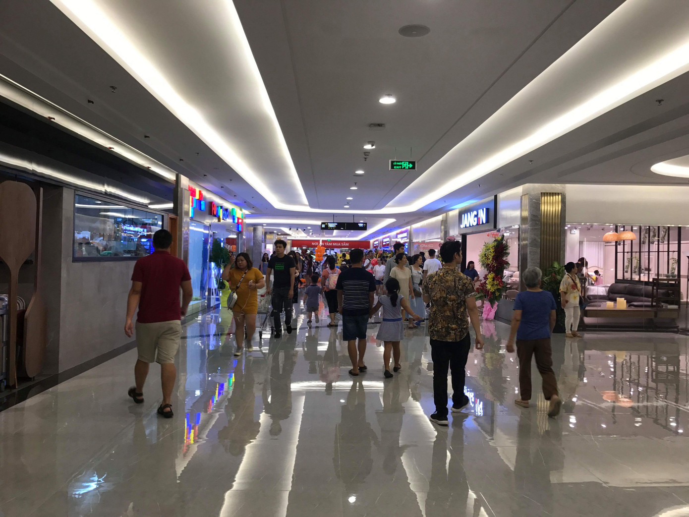 Theo cảm quan, trần của trung tâm thương mại hơi thấp, không gian hẹp.