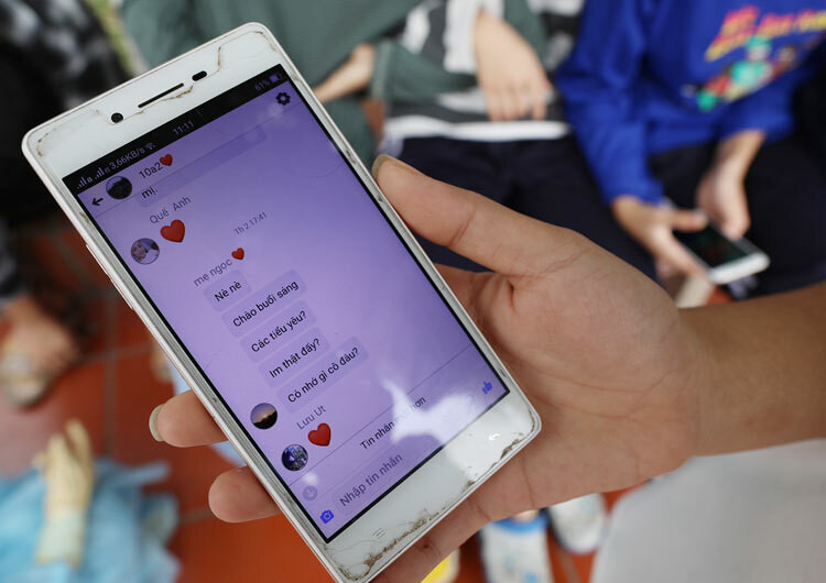 10A2 động viên, thông báo tin tức cho nhau qua nhóm chat chung. (Ảnh: Ngọc Thành)