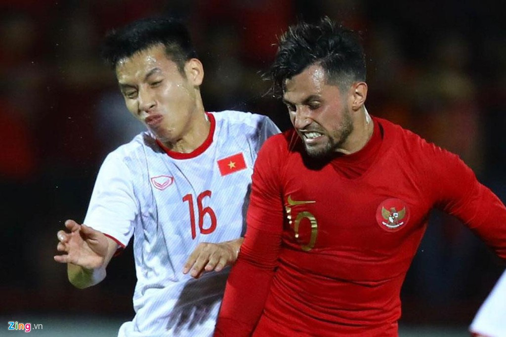 Hùng Dũng (trái) có thể thi đấu nhiều vị trí nơi hàng tiền vệ. Ảnh: Minh Chiến.
