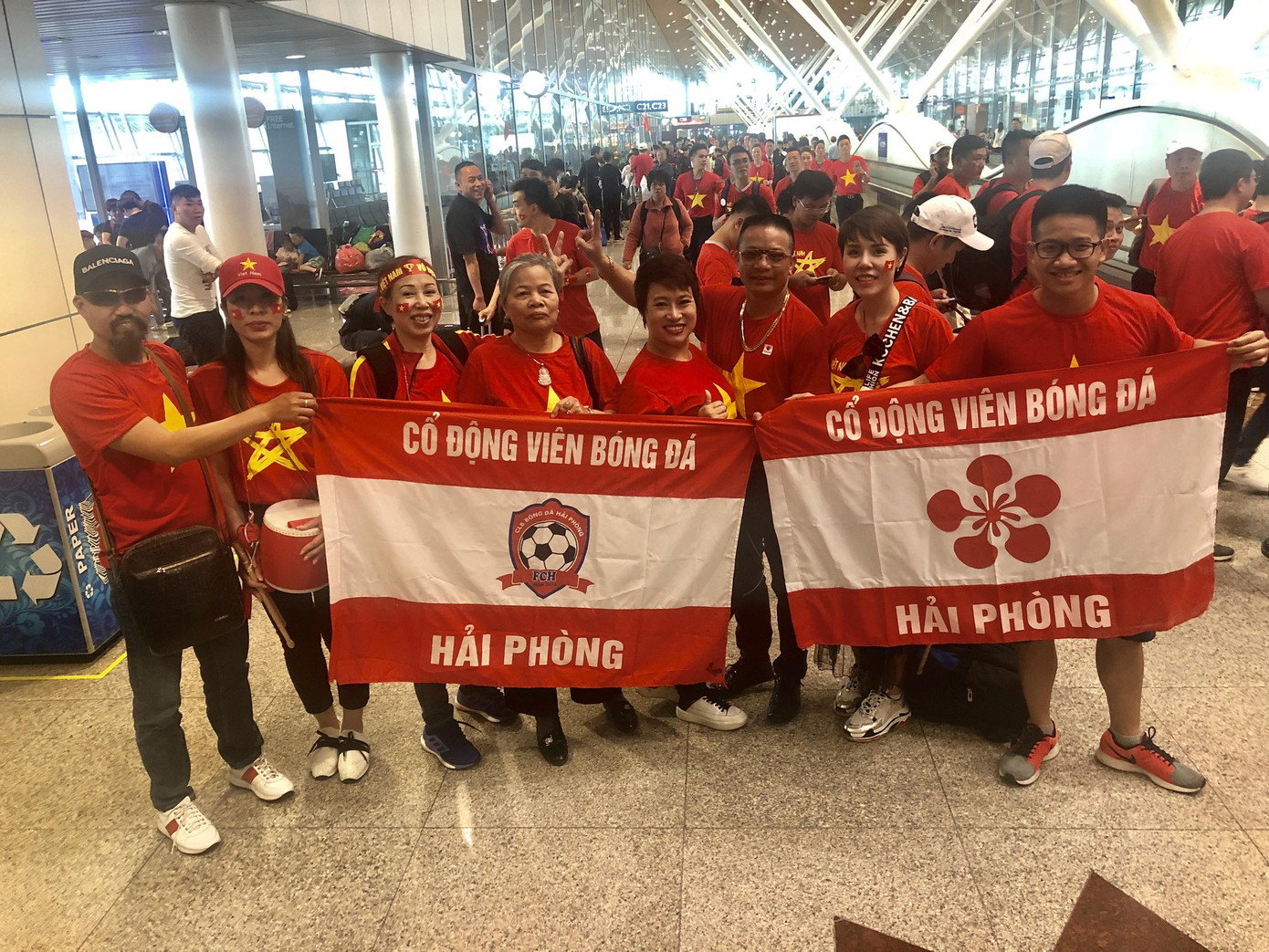 "Bản sắc" cổ động viên Hải Phòng trong "rừng" cờ đỏ Việt Nam