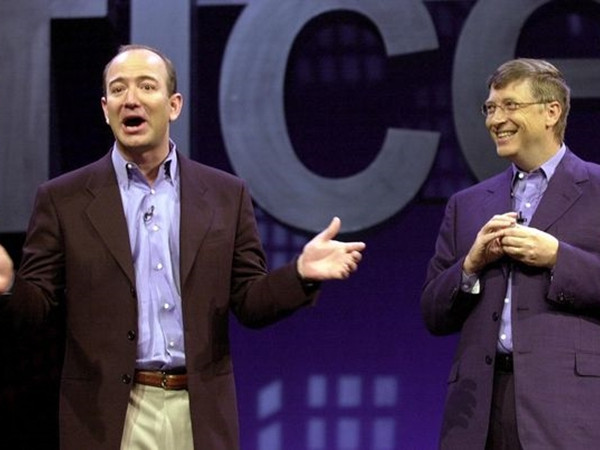 Jeff Bezos với người thường xuyên cạnh tranh ngôi vị “giàu nhất thế giới” – Bill Gates.