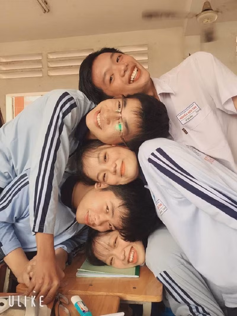 Ai cũng nở nụ cười tươi rói.