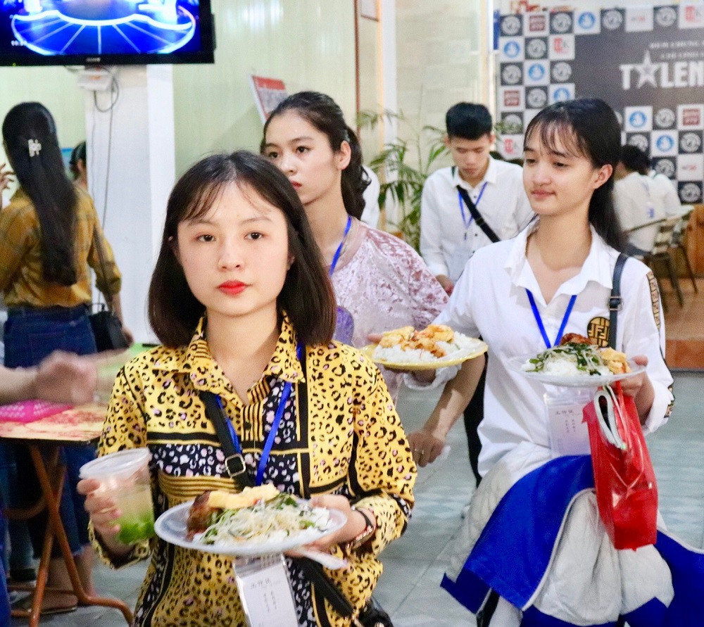 Bữa cơm sinh viên với những món ăn rất quen thuộc và mang đậm chất sinh viên