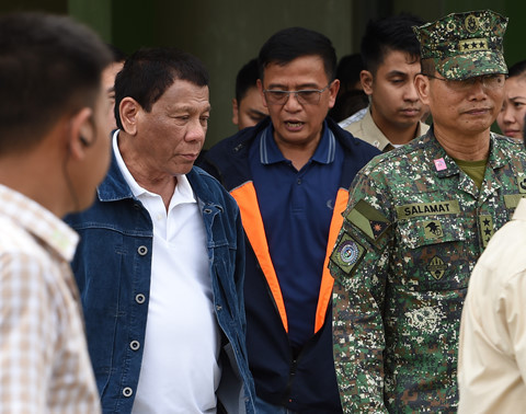 Tổng thống Philippines Rodrigo Duterte đến thăm và theo dõi tình hình ở đảo Luzon.