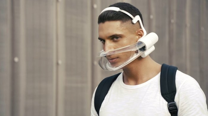 Khẩu trang công nghệ Atmōs có thiết kế trong suốt và được đặt bao quanh nửa khuôn mặt của người đeo. (Ảnh: Aō Air)