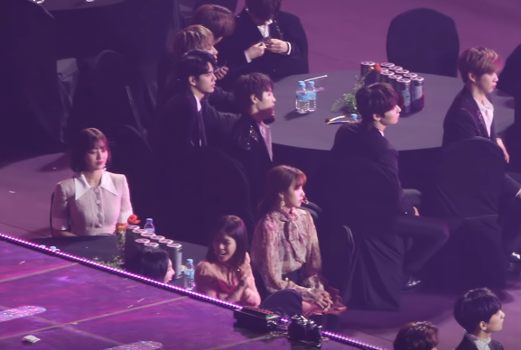 Hai cô nàng mải mê nói chuyện riêng