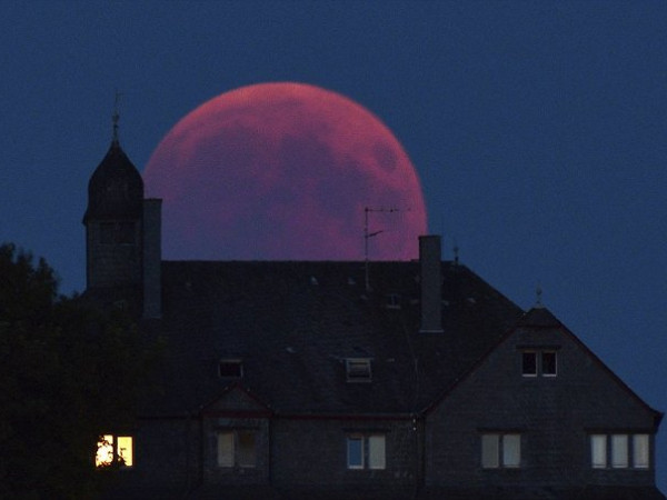 Nguyệt thực toàn phần được chụp lại từ Bernkastel-Kues, Đức (Ảnh: AP)