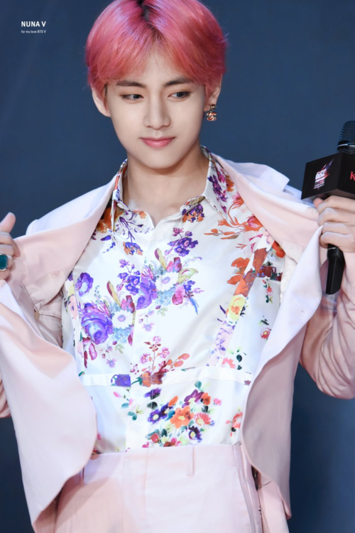 Cũng chỉ có V mới có đủ tự tin diện một set đồ đậm nét nữ tính như thế này lên sân khấu, mà vẫn tỏa ra vẻ nam tính ngời ngời.