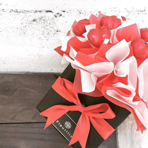 Hay những hộp chocolate được đóng gói xinh xắn. Mỗi hộp dao động từ 250k đến 350k (Facebook: Phạm Quỳnh Anh (Sunny SoAh), Chang Meeseon, Nền Bánh, Chocolate Addiction)