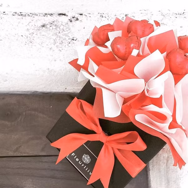 Hay những hộp chocolate được đóng gói xinh xắn. Mỗi hộp dao động từ 250k đến 350k (Facebook: Phạm Quỳnh Anh (Sunny SoAh), Chang Meeseon, Nền Bánh, Chocolate Addiction)