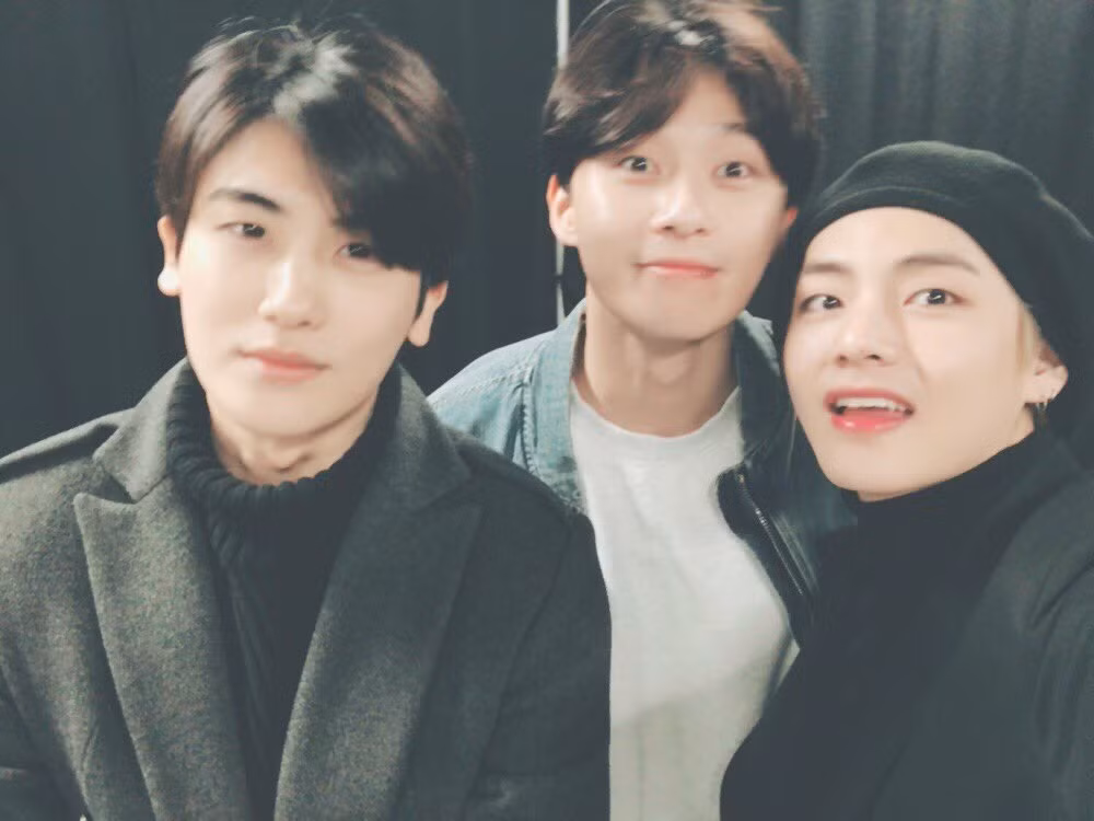 V cùng 2 anh Park Hyungsik và Park Seojoon