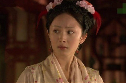 Dương Mịch từng được khen là mỹ nhân phim cổ trang. Nhưng chắc chắn cô không thể được khen như thế trong phim Tân Hồng lâu mộng. Vai a hoàn Tình Văn của cô lúc nào cũng có hai sợi lông chim đầy khó hiểu trên đầu.