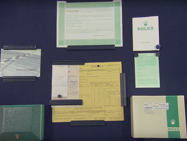 Chiếc đồng hồ chưa từng được đeo và vẫn kèm đầy đủ giấy tờ.