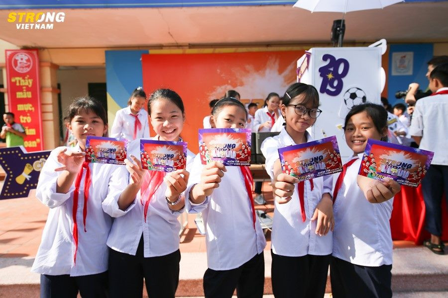 Tween Phù Đổng truyền tay nhau tấm postcard của chương trình.