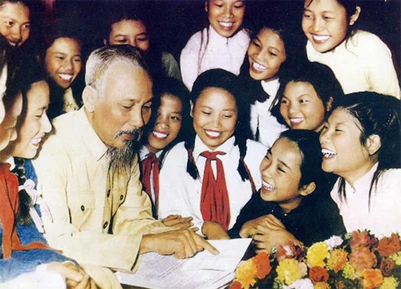 Bác Hồ đang giao lưu với các học sinh.