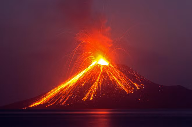 Một đợt phun trào của núi lửa Anak Krakatoa vào tháng 7 trên eo biển Sunda. Núi lửa này phun trào thêm một lần nữa vào ngày 21/12, có thể là nguyên nhân gây ra sóng thần. Ảnh: Reuters.