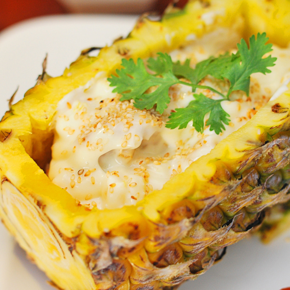 Sò điệp cũng được bày biện trong trái dứa