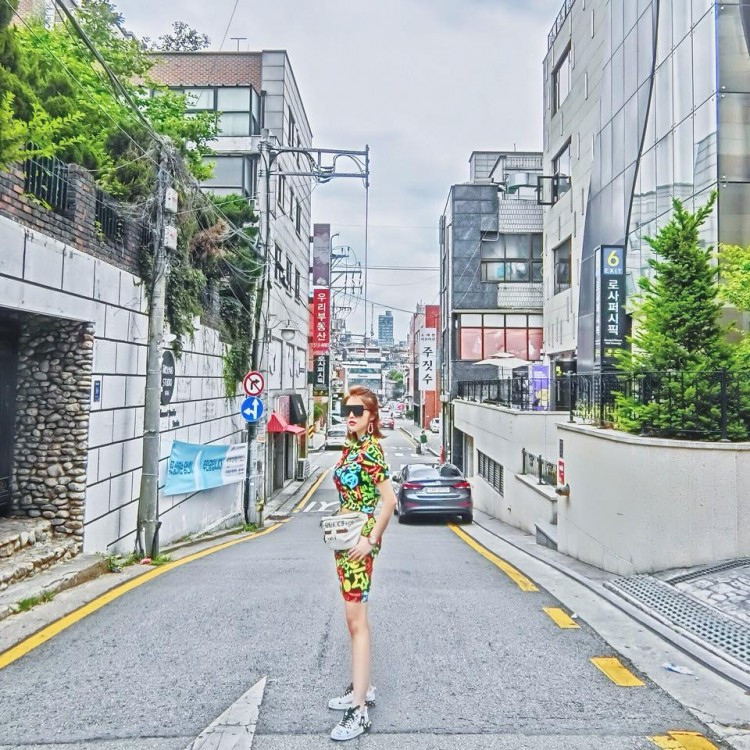 Trên trang cá nhân, cô nàng thường xuyên đăng những chuyến đi du lịch tại các địa điểm nổi tiếng như New York, Barcelona, Seul,…