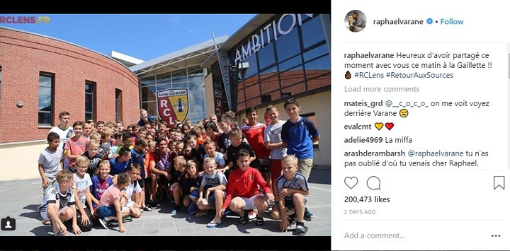 Raphael Varane trở lại thăm Học viện Lens, nơi trung vệ này được đào tạo. (Ảnh: Instagram Raphael Varane).