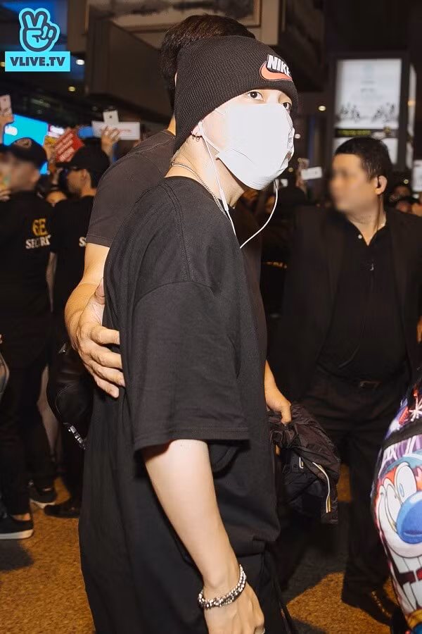 iKONIC ơi! Các nam thần lịch lãm iKON đã đổ bộ Thành phố Hồ Chí Minh rồi này! ảnh 4