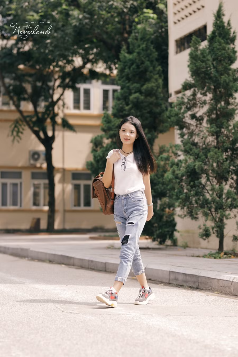 Hình bạn Nguyễn Thu Thảo - Truyền thông quốc tế K38 và Hoàng Thị Hoa - Phát Thanh K38 vô cùng năng động và có chút “bụi’’ trong trang phục với quần jean đầy khỏe khoắn.