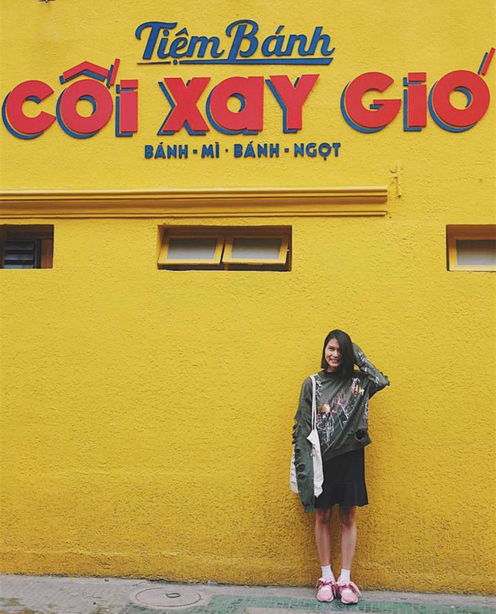 Bức tường vàng "Cối xay gió" đã trở thành "đặc sản Đà Lạt" mà bạn trẻ nào cũng muốn check-in ít nhất 1 lần tới nơi này.